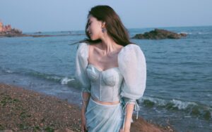 2025年4月6日

📌 **1. Meta发布首批两款多模态Llama 4模型，并计划推出两万亿参数版本**

🔗 [原文链接](https://analyticsindiamag.com/ai-news-updates/meta-releases-first-two-multimodal-llama-4-models-plans-two-trillion-parameter-model/)

Meta 公司近日宣布，正式发布其 **Llama 4** 系列 AI 模型中的首批两款成员：**Llama 4 Scout** 和 **Llama 4 Maverick**。这两款模型均为 **开源权重 (open-weight)** 且具备 **多模态 (multimodal)** 处理能力，标志着 Meta 在大型语言模型 (Large Language Model, **LLM**) 领域的又一重要进展。

目前，Llama 4 Scout 和 Llama 4 Maverick 已在官方网站 llama.com 及知名 AI 社区 Hugging Face 上开放下载，供研究人员和开发者使用。同时，用户也可以在 Meta 旗下的多个平台，包括 WhatsApp、Messenger、Instagram Direct 以及独立的 Meta AI 网站上，体验由这些新模型驱动的 AI 功能。

作为**多模态模型**，Llama 4 不仅能处理文本信息，还能理解和生成图像等多种类型的数据。根据 Meta 的介绍，**Llama 4 Maverick** 被定位为系列中的“主力模型” (workhorse)，在图像与文本的综合理解方面表现出色，特别适合用于通用的 AI 助手和聊天应用场景，能够提供更丰富、更准确的交互体验。**Llama 4 Scout** 的具体优化方向虽未详述，但通常此类命名暗示其可能在效率、特定任务处理或快速响应方面有所侧重。

此次发布不仅限于这两款即时可用的模型。Meta 更进一步预告了其雄心勃勃的未来规划，表示正在研发 Llama 4 系列中规模更为庞大的模型，其中一款的参数量预计将达到惊人的 **两万亿 (two trillion)** 级别。这一超大规模模型的研发，预示着未来 AI 在理解、推理和创造能力上可能实现的巨大飞跃。

Llama 4 系列的推出，特别是其坚持**开源**和拥抱**多模态**的策略，预计将对 AI 领域产生深远影响。这不仅为全球开发者社区提供了更前沿、更强大的基础模型工具，有助于激发更多创新应用，同时也加剧了与 OpenAI、Google 等巨头在 AI 技术竞赛中的激烈程度，推动整个行业加速向前发展。Meta 此举清晰地展示了其在 AI 基础设施和模型研发上的持续投入以及引领技术前沿的决心。